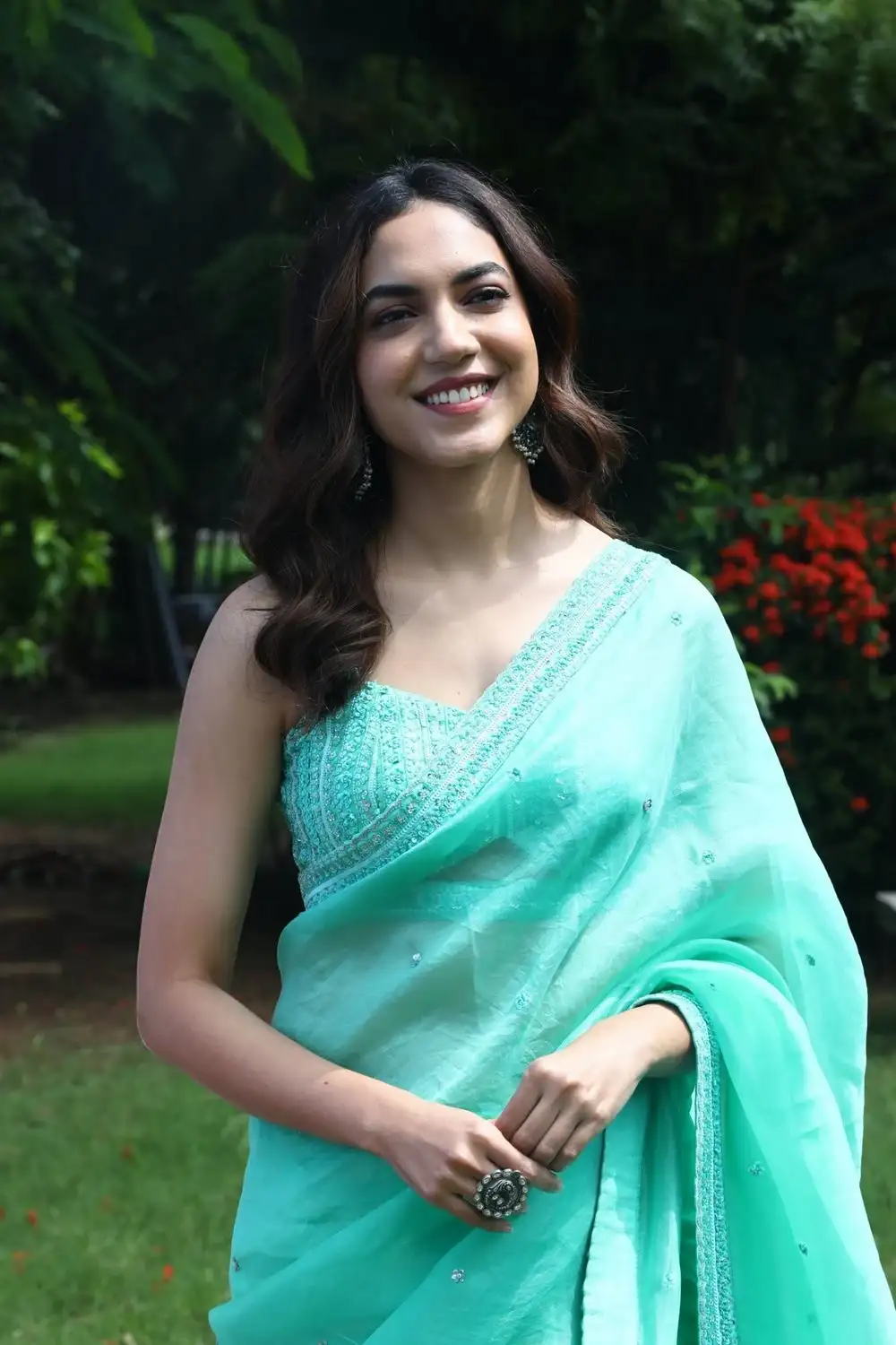 TELUGU ACTRESS RITU VARMA IN SLEEVELESS BLUE SAREE 3